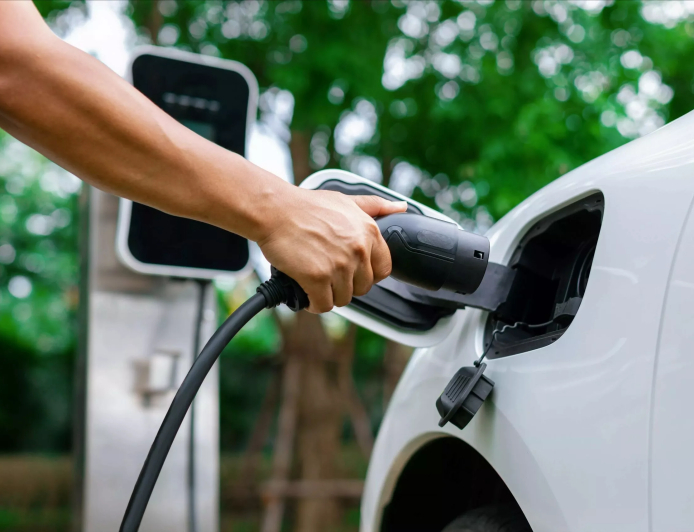 Global EV Market Splits as US Falls Behind in Electric Vehicle Growth