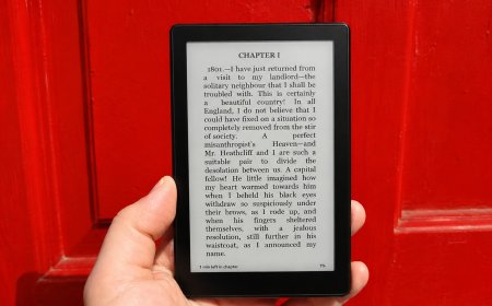 Xteink X4 Pro Brings a Touchscreen and Front Light to Its Tiny E-Reader