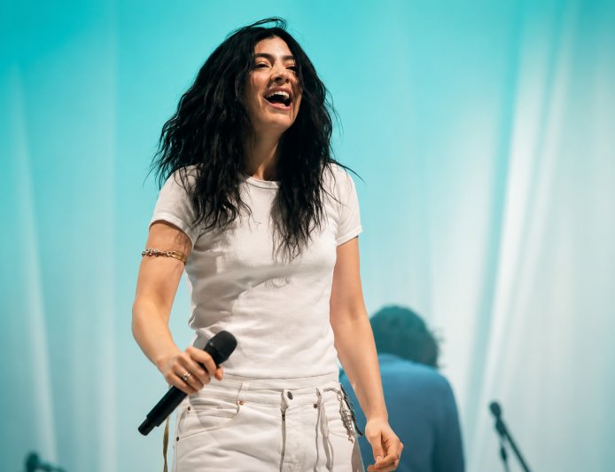 Lorde Criticises AI Glasses During Festival Performance in Spain