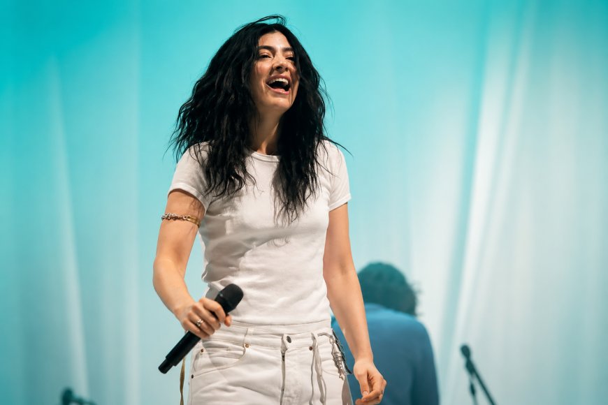 Lorde Criticises AI Glasses During Festival Performance in Spain