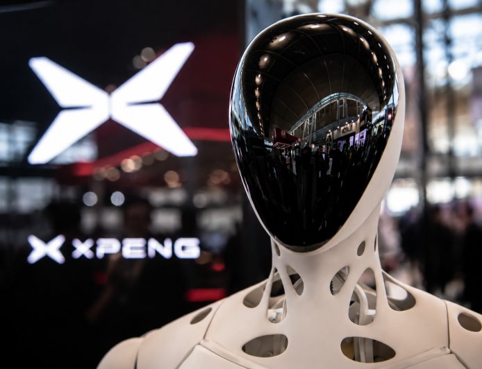 Chinese Automakers Follow Tesla Into Humanoid Robot Race