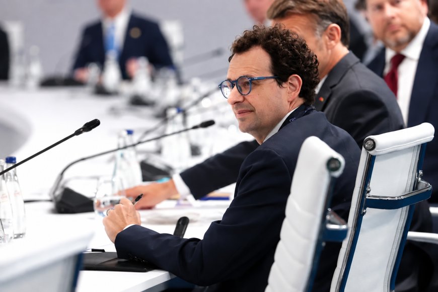 AI Safety Debate Expands as Tech Leaders Disagree Over Regulation and Control