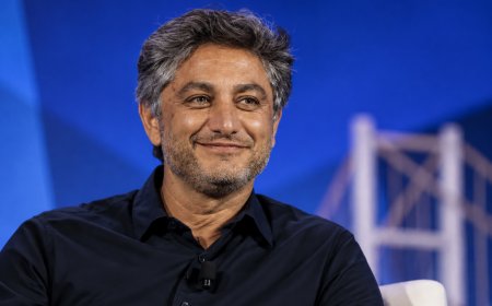 Musk’s Long-Time Backer Gives SpaceX Stock to Investors Instead of Selling Shares