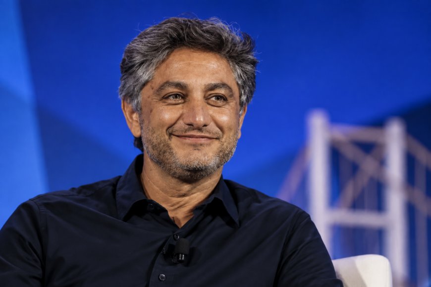 Musk’s Long-Time Backer Gives SpaceX Stock to Investors Instead of Selling Shares