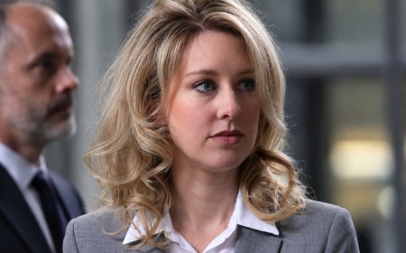 Developer Recreates Elizabeth Holmes’ Theranos Desk With Trial Evidence
